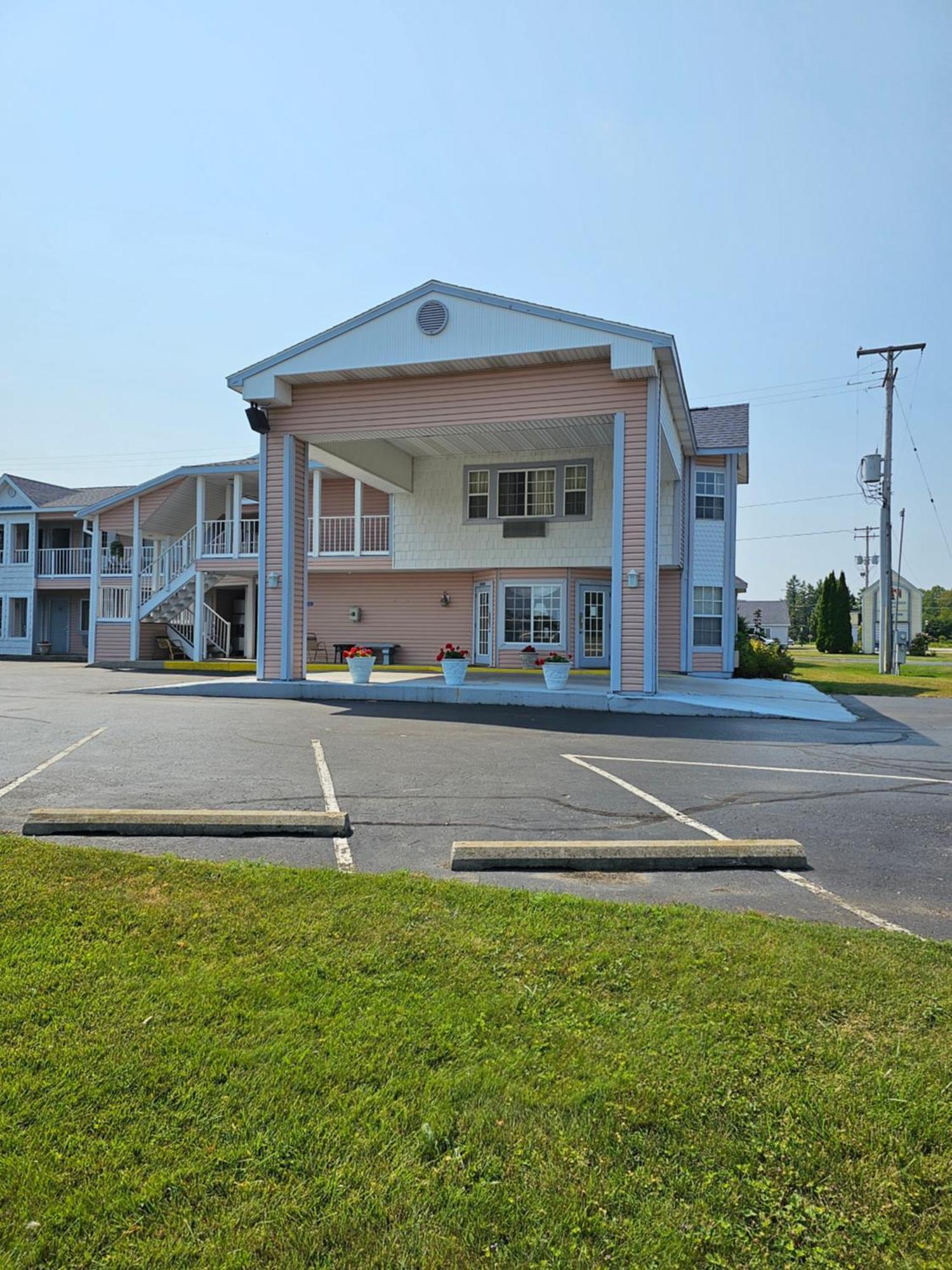 Great Lakes Inn Mackinaw City Exterior photo