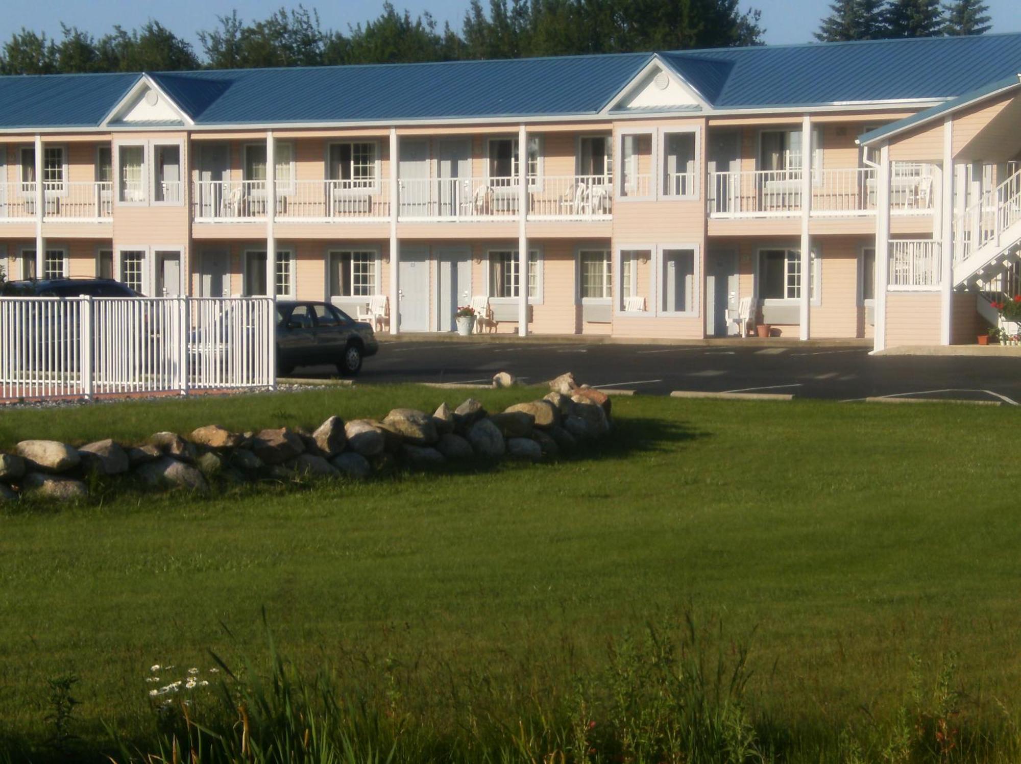 Great Lakes Inn Mackinaw City Exterior photo