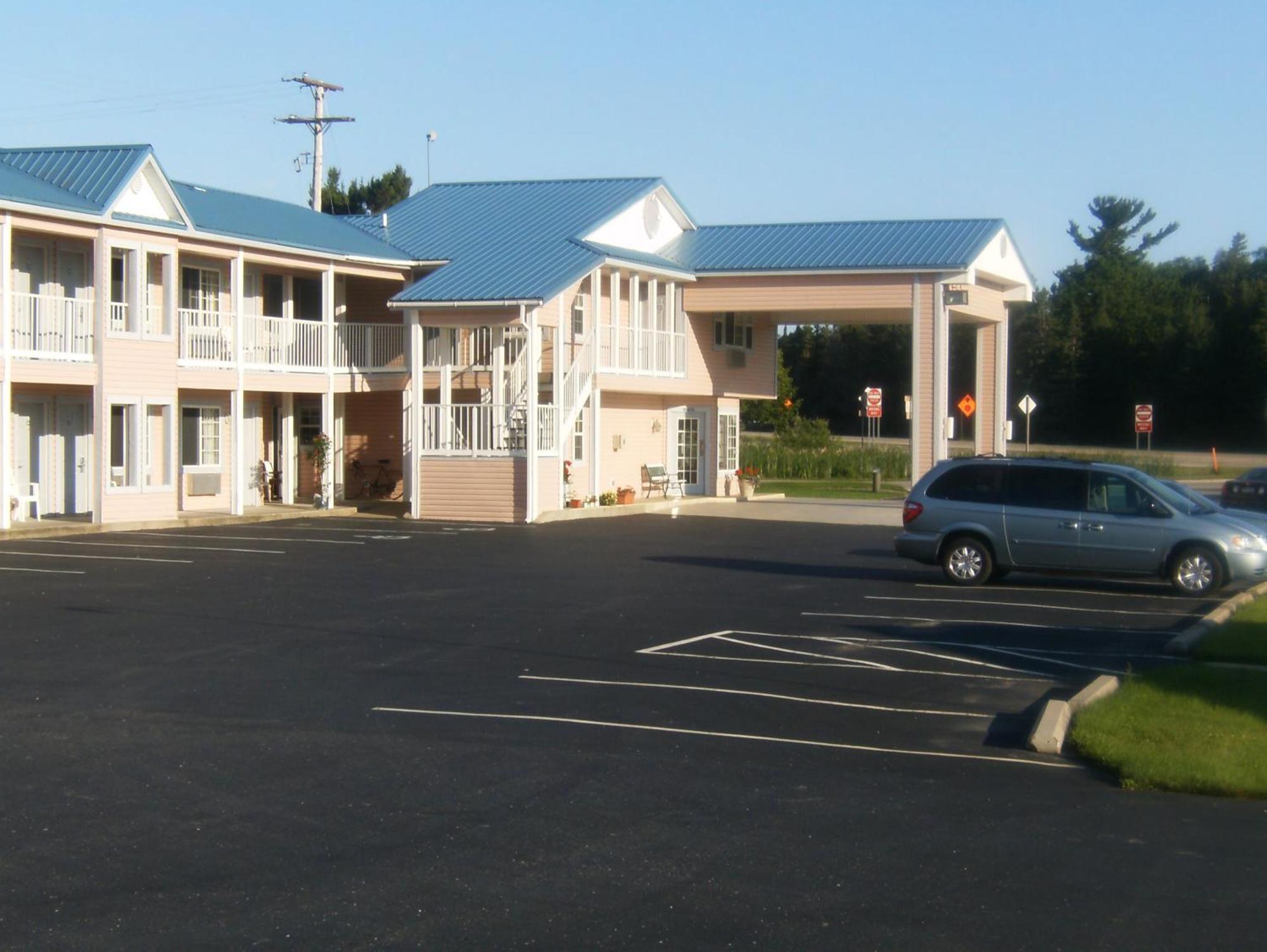 Great Lakes Inn Mackinaw City Exterior photo