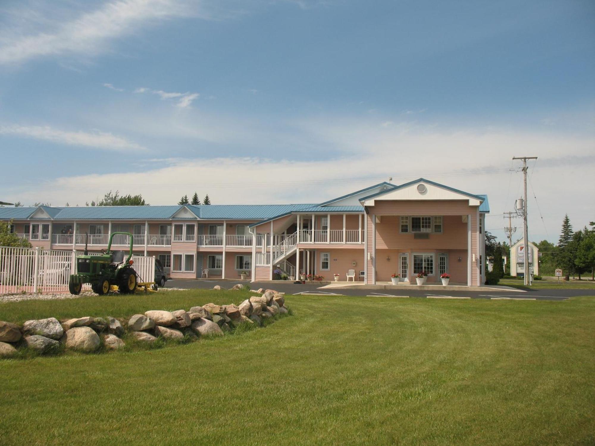 Great Lakes Inn Mackinaw City Exterior photo