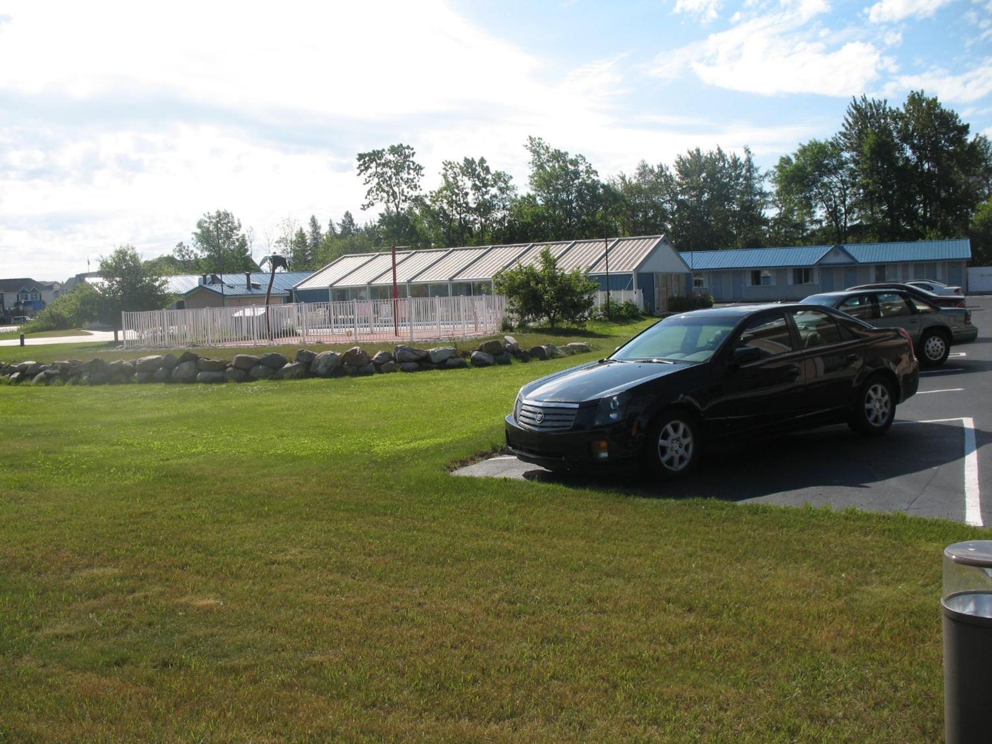 Great Lakes Inn Mackinaw City Exterior photo