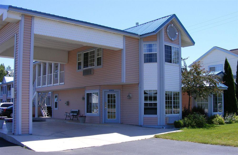 Great Lakes Inn Mackinaw City Exterior photo