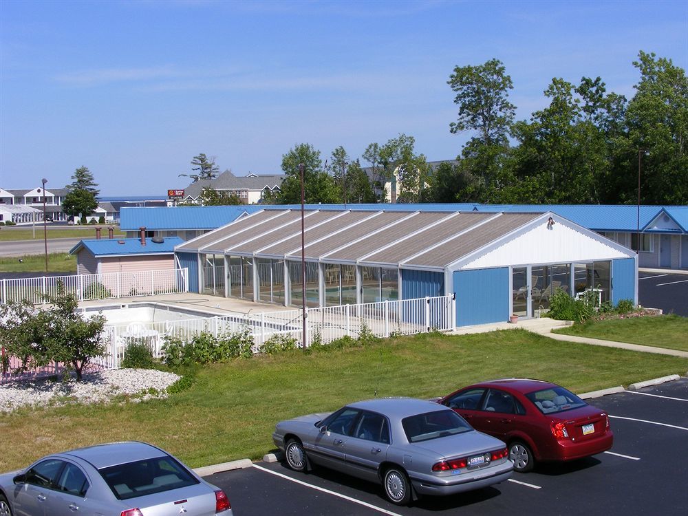 Great Lakes Inn Mackinaw City Exterior photo