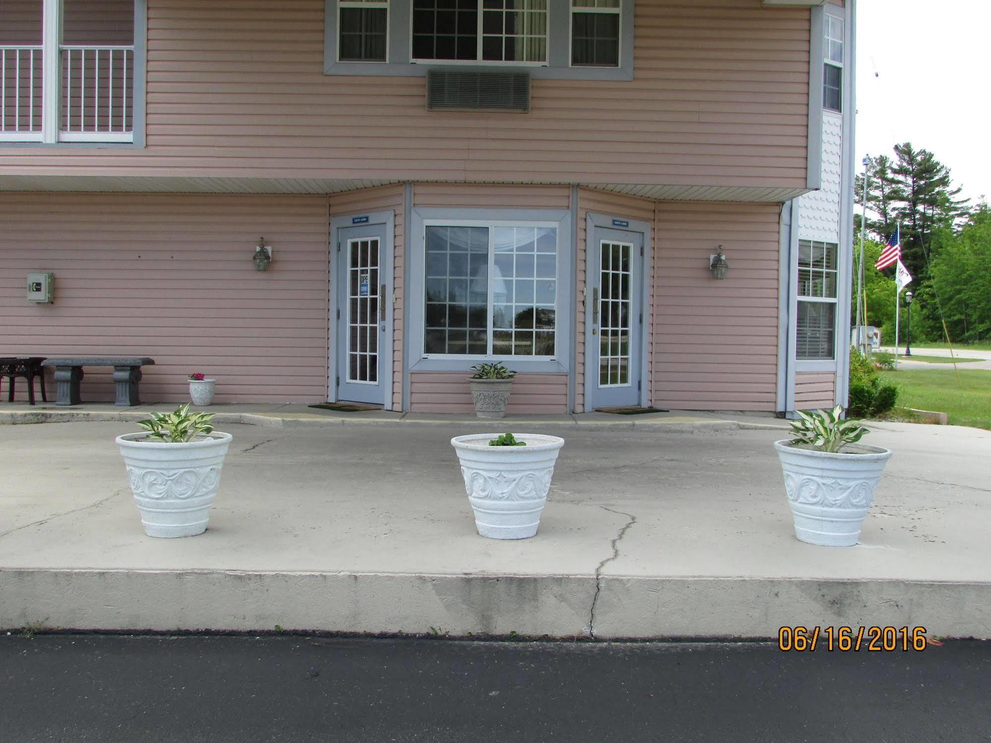 Great Lakes Inn Mackinaw City Exterior photo